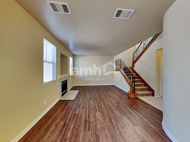 Building Photo - 924 Country Skies Ave