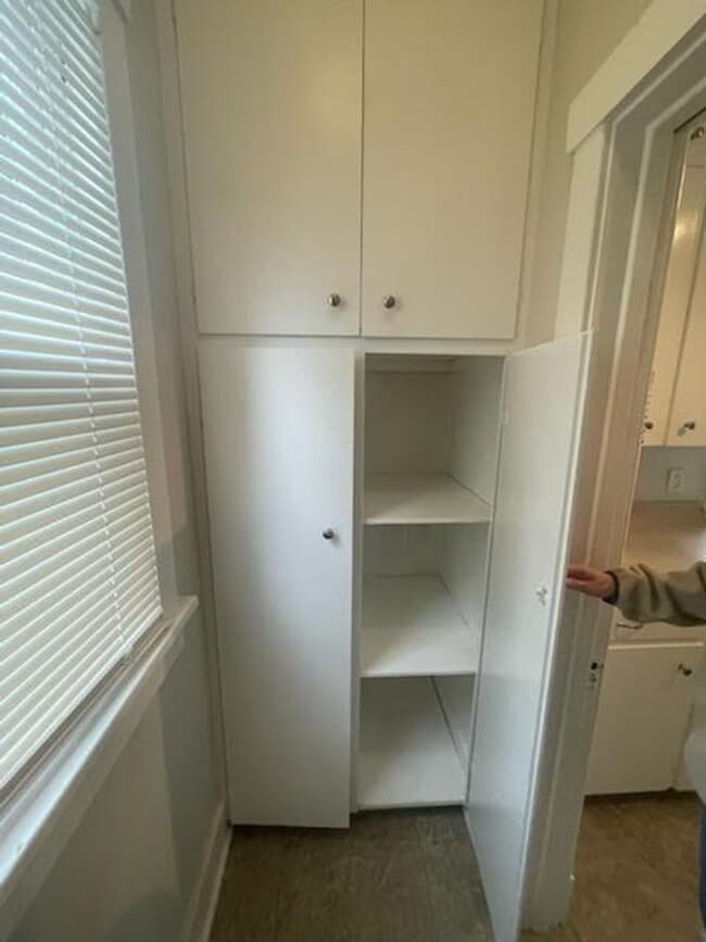 Building Photo - Spacious 3 bed/1.5 Bedroom House Close to ...