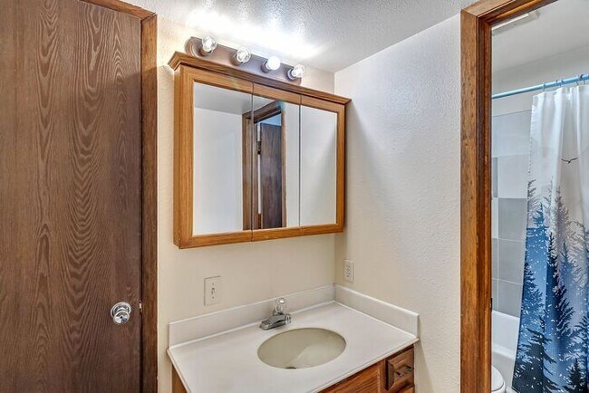 Building Photo - Easy Living Starts Here | 2 Bedroom Lakeside Condo