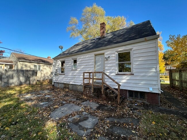 Building Photo - Charming 2-Bedroom, 1-Bathroom Home – $1,2...