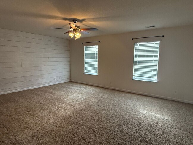 Building Photo - Beautiful 4 bedroom 2.5 bath home located in the Cliffs subdivision!
