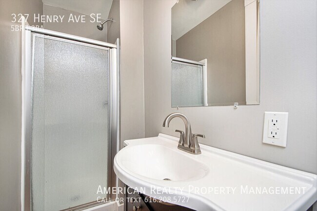 Building Photo - 327 Henry Ave SE