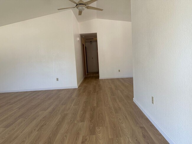 Building Photo - Well maintained home in desirable neighbor...