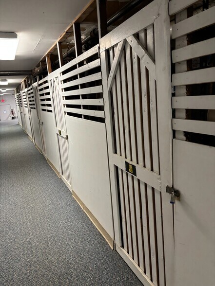 Private and clean basement storage - 887 Farmington Ave