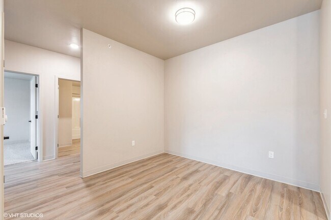 Building Photo - 3rd floor 2 bed, 1bath Apartment!