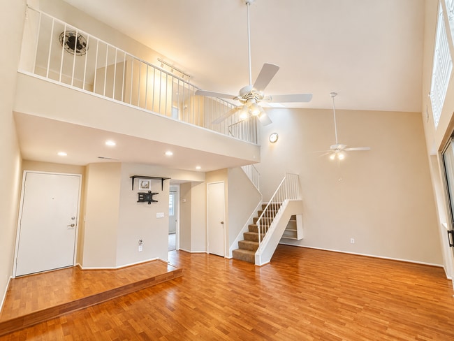 Building Photo - Beautiful 2 Bedroom Condo with fresh paint, flooring for Rent
