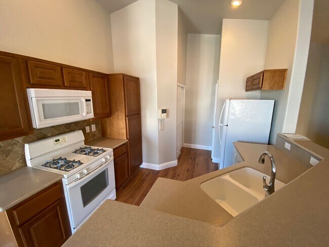 Building Photo - AMAZING 2 STORY TOWNHOME LOCATED IN A GATED COMMUNITY!