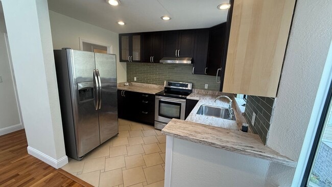 Building Photo - EPIC REA: Charming 2Bed/1Bath Condo w/ Parking