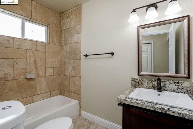 Building Photo - 106 Chanslor Ave