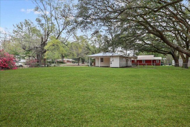 Building Photo - Completely Renovated 3 Bed 2 Bath home wit...