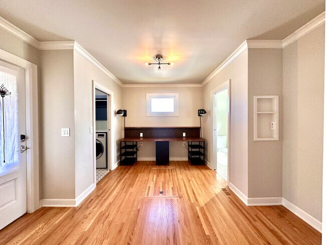 Building Photo - Charming Mid-Tulsa Home