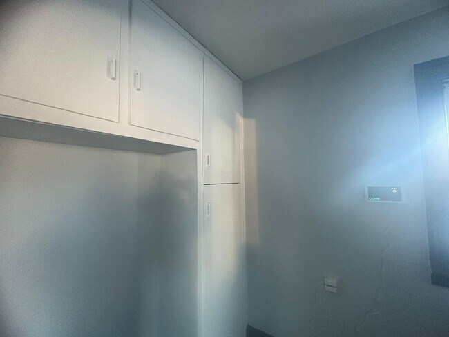 Building Photo - Move in Special!!! NEWLY UPDATED 3 B!EDROO...