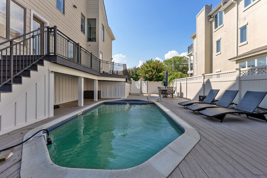 Building Photo - 7600 Bayshore Dr