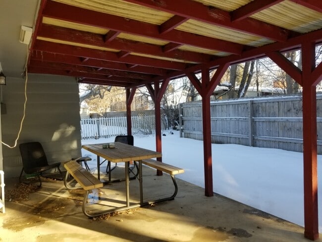 Building Photo - 1325 Crestmore Pl