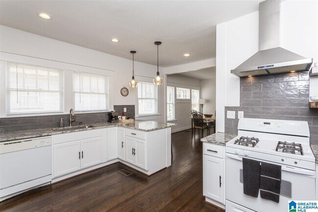 Building Photo - 712 10th Ct S