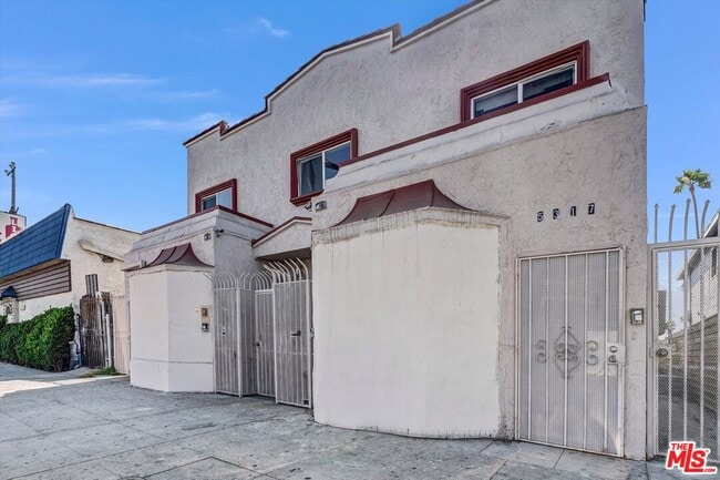 Building Photo - 5319 1/2 Normandie Ave