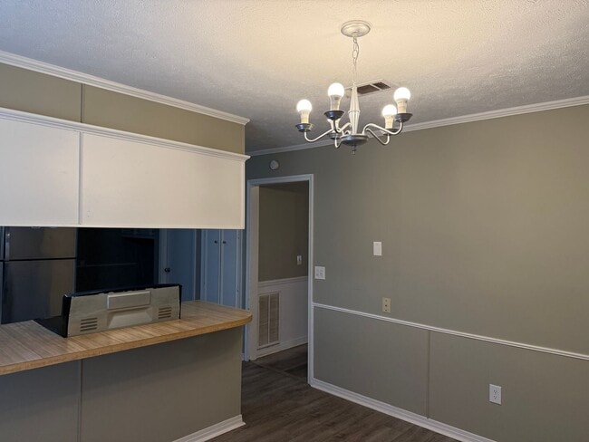 Building Photo - 3 bedroom/2 bath house in 047 Brandon!