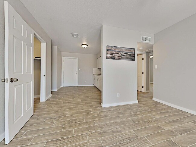 Building Photo - Modern Comfort in Mesa – 2-Bedroom with Ya...