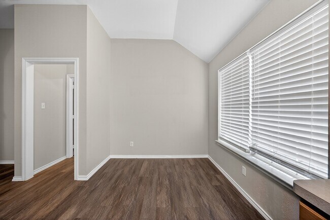 Building Photo - 3205 Carverly Ave