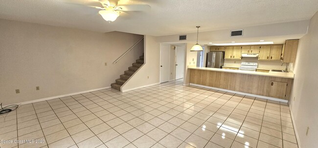 Building Photo - 810 Poinsetta Dr