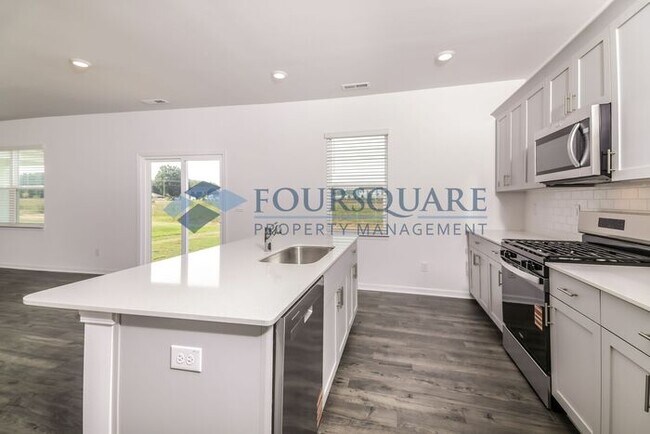 Building Photo - Spacious 3-Bed Home with Loft, Modern Kitc...
