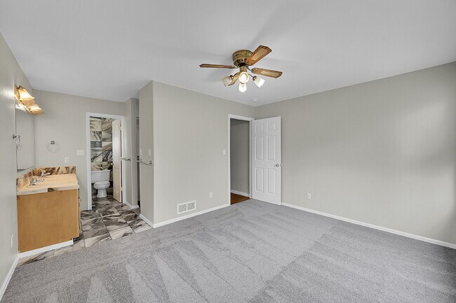 Building Photo - $2,445, 4 bed, 2.5 bath, located in Englewood