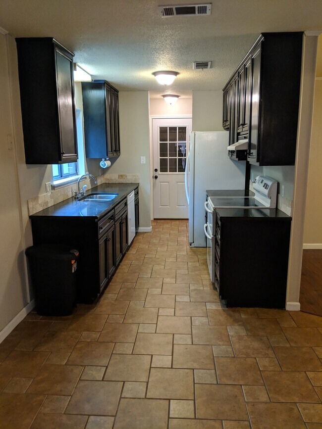Building Photo - Awesome 4 bed/ 2 bath home located just of...