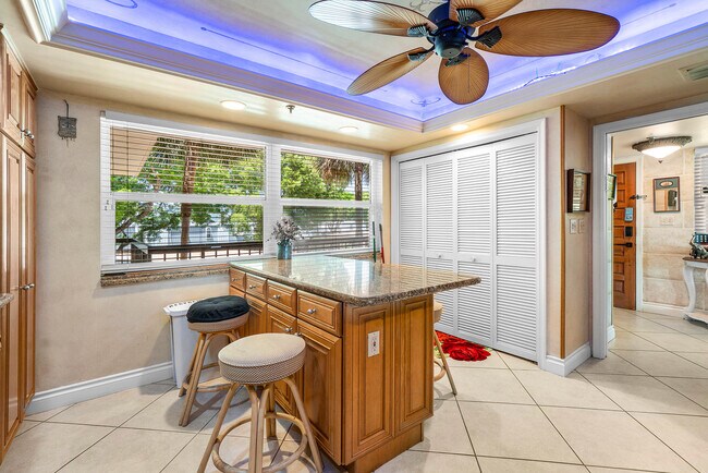 Building Photo - 374 Golfview Rd