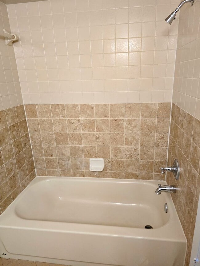 Building Photo - Amazing 2/1 Near Downtown Inverness!!!