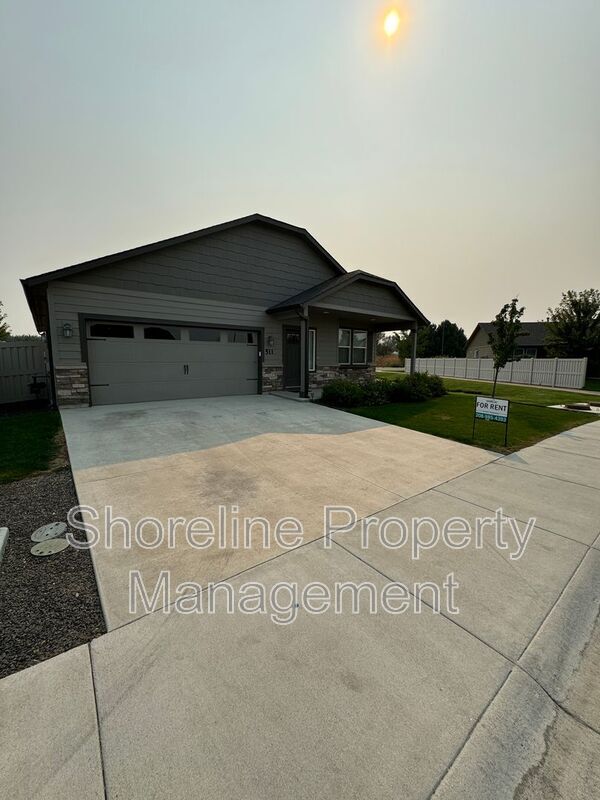 Primary Photo - 511 Diamond Lake St