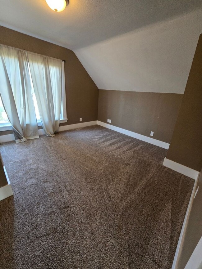 Building Photo - 2 Bed 1.5 Bath