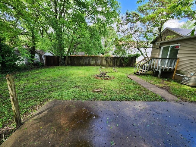 Building Photo - Spacious 2-Bedroom, 1-Bathroom Home AVAILABLE NOW!!