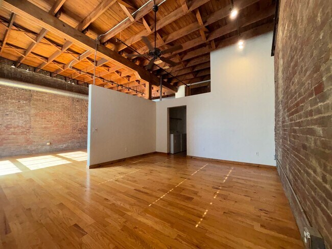 Building Photo - Large One Bedroom One bath Loft Apartment available Now!