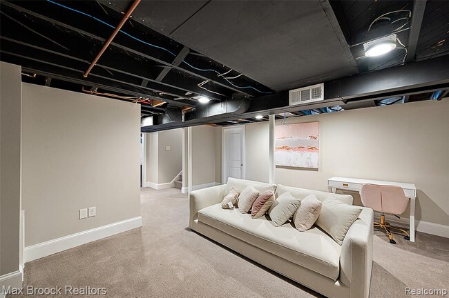 Building Photo - 4420 Elmwood Ave