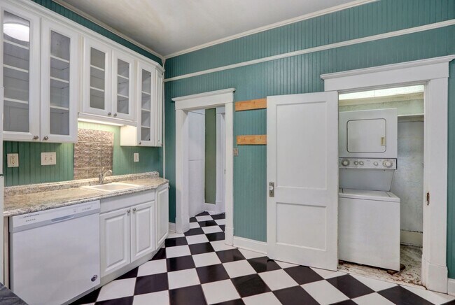 Building Photo - Large Historic Three (of four) Bedroom Apartment