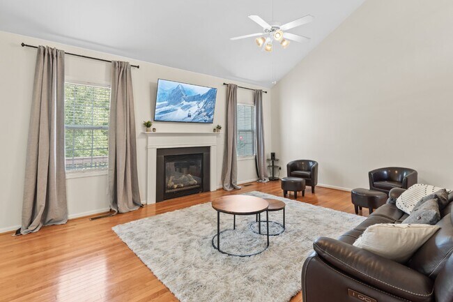 Building Photo - Gorgeous 4 Bedroom Home with Spacious Layo...