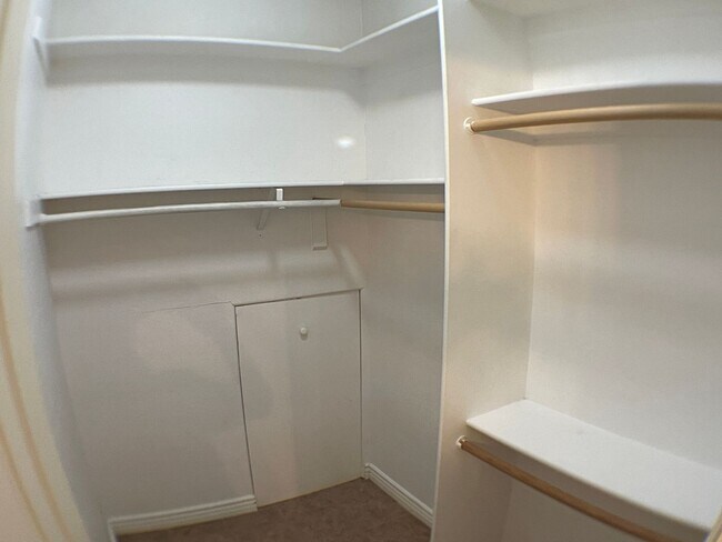 Building Photo - AVAILABLE NOW! | Townhouse in University h...