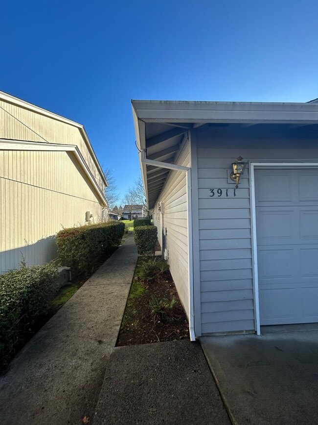 Building Photo - 2 Bedroom Duplex Near the Jim Parsley Community Center!