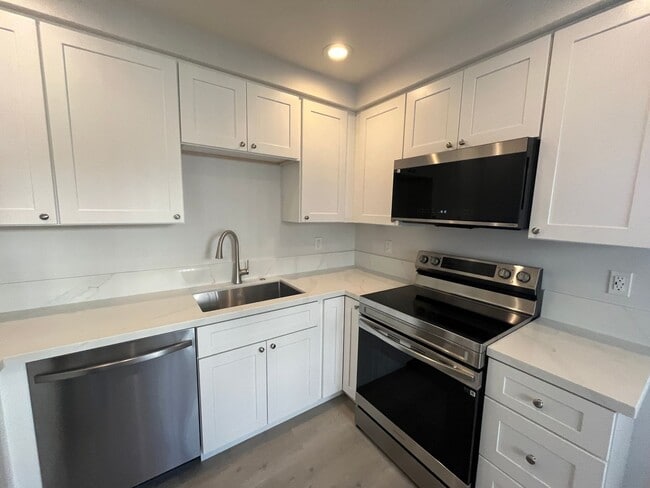 Building Photo - 519 Stratford Ct