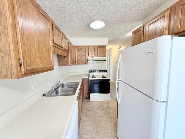 Building Photo - Charming 2-Bedroom Apartment - Prime Location