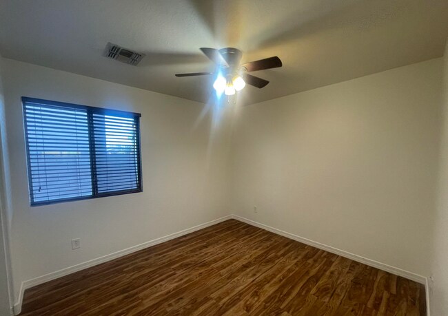 Building Photo - Charming 4 bed 2 bath home in the Ghost Ranch Communtity