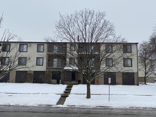 Building Photo - 404 E Bailey Rd