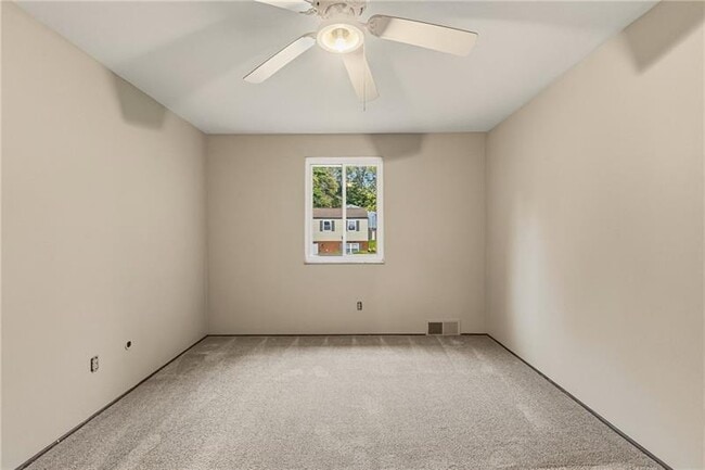Building Photo - 498 Maple Rd