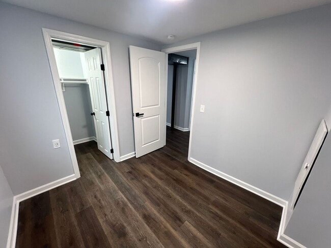 Building Photo - Move-In Ready 6-Bedroom Home in Raytown