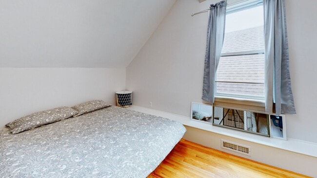 Building Photo - 6 Bedroom Apartment in Science Hill, close to downtown! (Laundry In Unit)