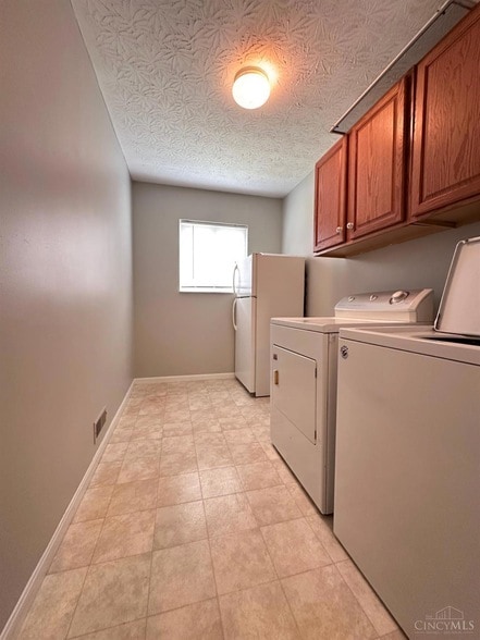 Building Photo - 5575 Glen Oak