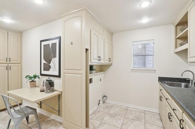 Building Photo - 294 Logan Ranch Rd