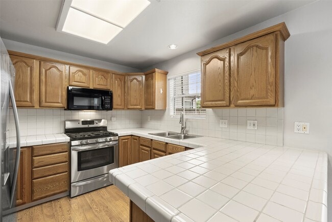 Building Photo - 1850 Libbey Dr