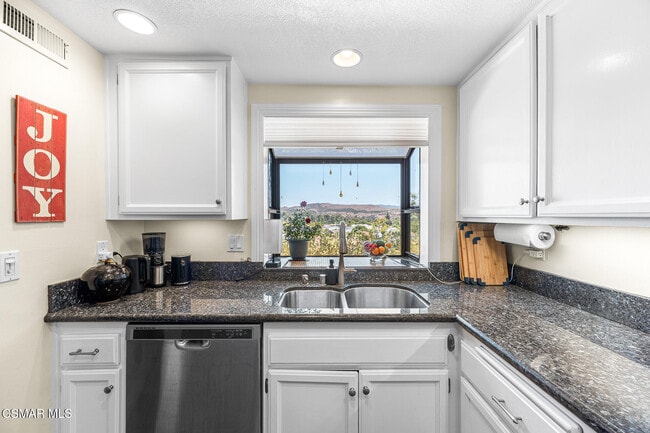Building Photo - 5720 Skyview Way