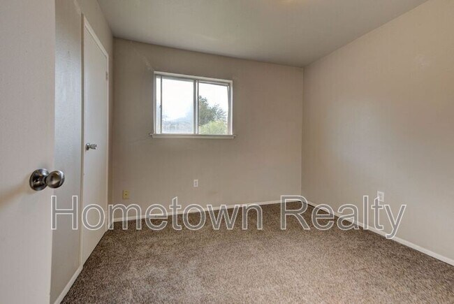 Building Photo - 2401 Piccadilly Cir
